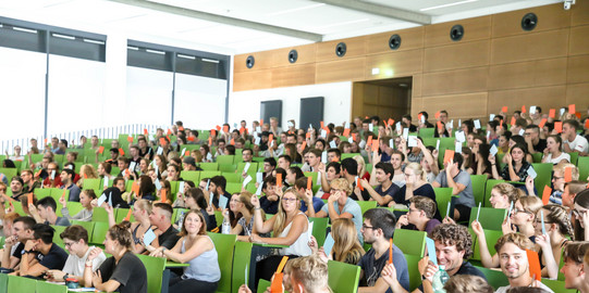 Students sitting in a lecture in the lecture hall.