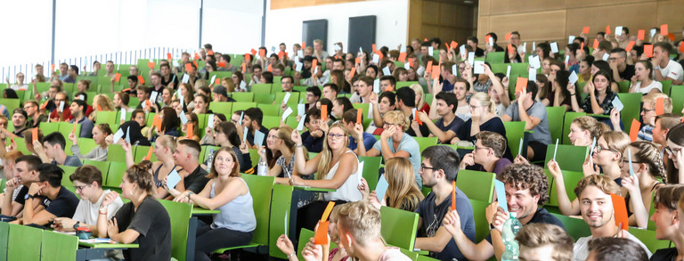 Studierende sitzen in einer Vorlesung im Hörsaal.